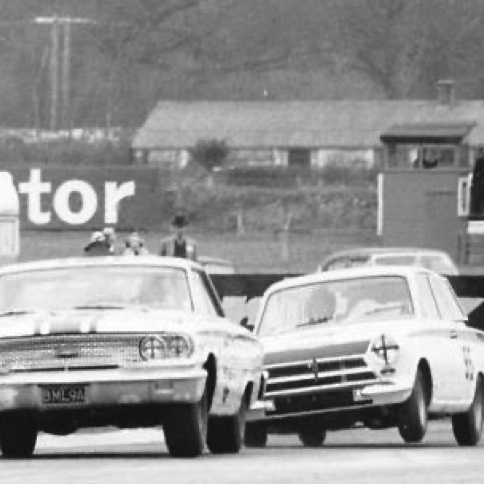 1964 Jim sur la Cortina Lotus chasse Jack Sears sur Ford Galaxie à Goodwood